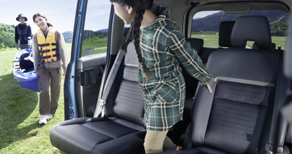 セレナボンネットの開け方と他車との違い