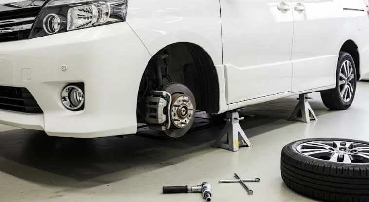 ヴォクシーの車載ジャッキの収納場所を確認