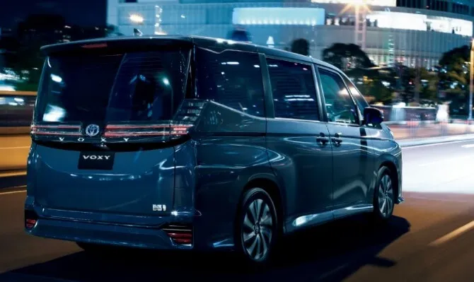 ヴォクシーの横幅を他車と比較