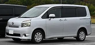 ヴォクシー2代目(R70G/W型):クールさを増した2段ヘッドライト