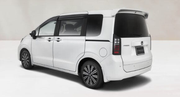 フリードテールランプの外し方のポイントとモデル別の違い