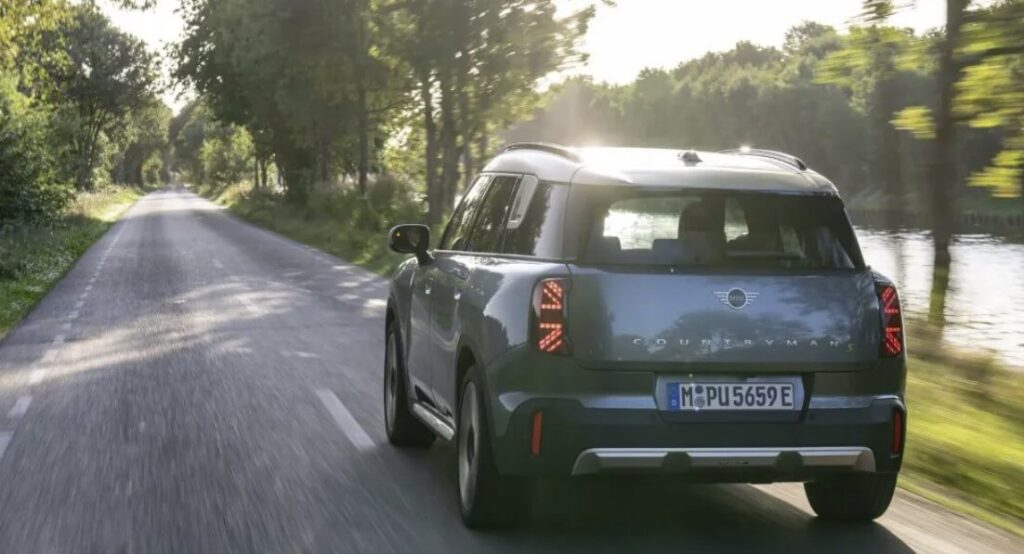 ミニクーパーは何人乗りか？モデル別に解説
