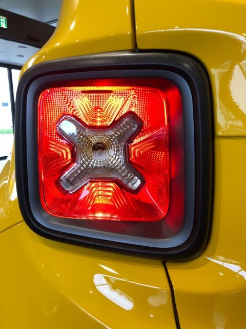 テールランプの三角形・四角3つの意味